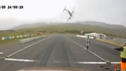 Şocant! Un avion se prăbuşeşte pe o pistă unde se desfăşura o cursă de maşini